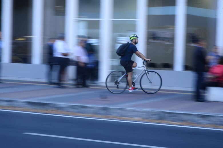 La capital no se detiene: el tráfico se mantiene activo, y la gente sigue en las calles
