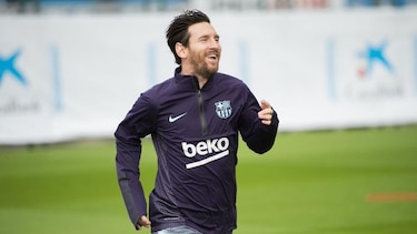 Messi vuelve a ejercitarse sobre el césped tras su lesión