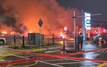 Al menos 6 muertos tras chocar un avión pequeño en zona urbana de Filadelfia