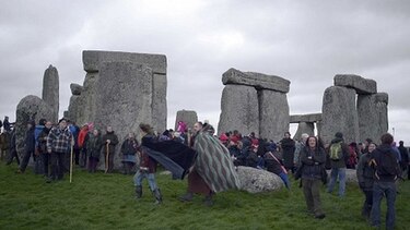 Miles celebran el solsticio de invierno en Stonehenge