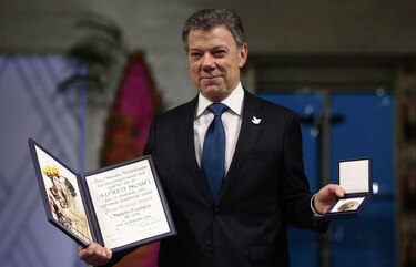 Santos dedica Nobel a las víctimas, negociadores y fuerzas armadas