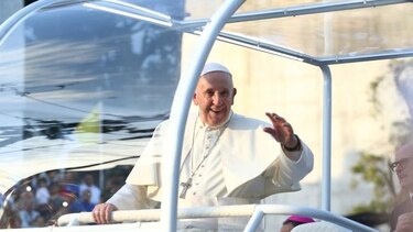 Francisco, conmovido al ver a panameños con sus niños en brazos al paso del papamóvil