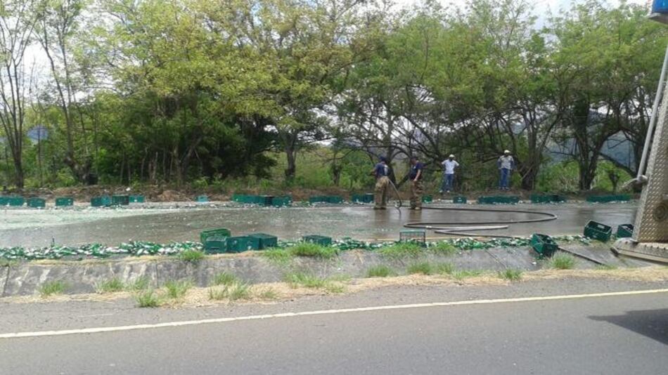 Decenas de cajas de cerveza quedan sobre la vía en Loma Campana