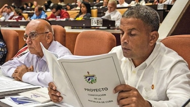 Cuba aviva el socialismo; rechaza el comunismo