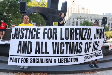 Protestan en Nueva York por ‘Lorenzo, Joan y todas las víctimas del ICE’