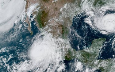 Huracán Nora toca tierra en México