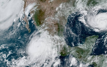 Huracán Nora toca tierra en México