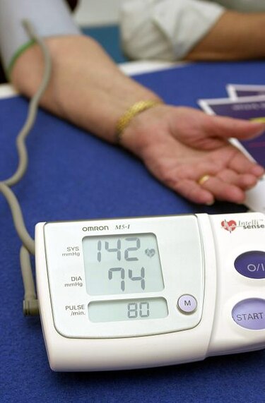 Alta presión arterial sin control puede dañar cerebro a los 40, dice estudio