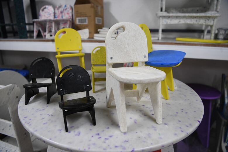 Del río contaminado a la sala: así se transforma el plástico en diseño y arte