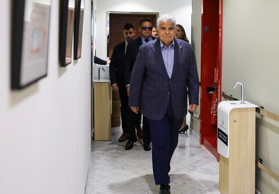 Mulino ya está en París; buscará apoyo de Francia para salir de la lista de paraísos fiscales