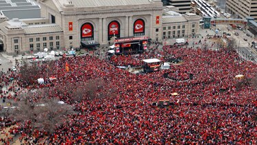Miles de aficionados ovacionan en las calles de Kansas City a los bicampeones de la NFL