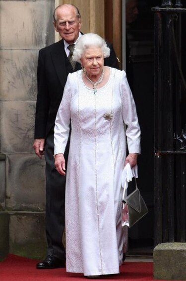 Isabel II recibe la antorcha olímpica en el castillo de Windsor