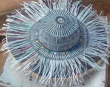 Chitreano confecciona sombreros con material reciclado y los vende hasta en 60 dólares