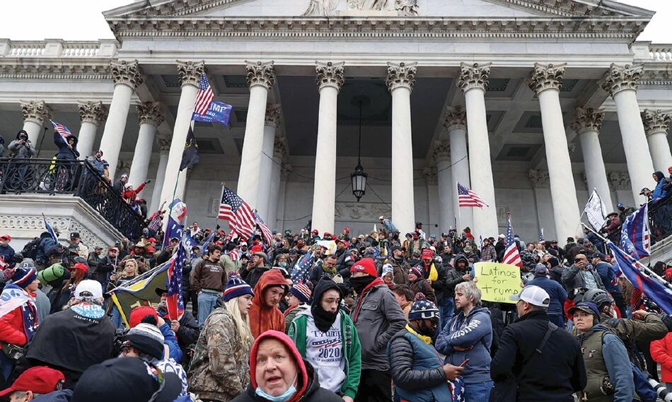 Asedio a la democracia; inédita transición en Estados Unidos