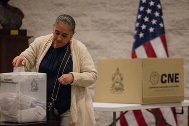 Por qué aún se desconocen los resultados definitivos de las reñidas elecciones presidenciales en Honduras a más de una semana de celebrarse los comicios