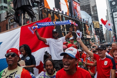 Times Square se tiñe de rojo con el banderazo panameño