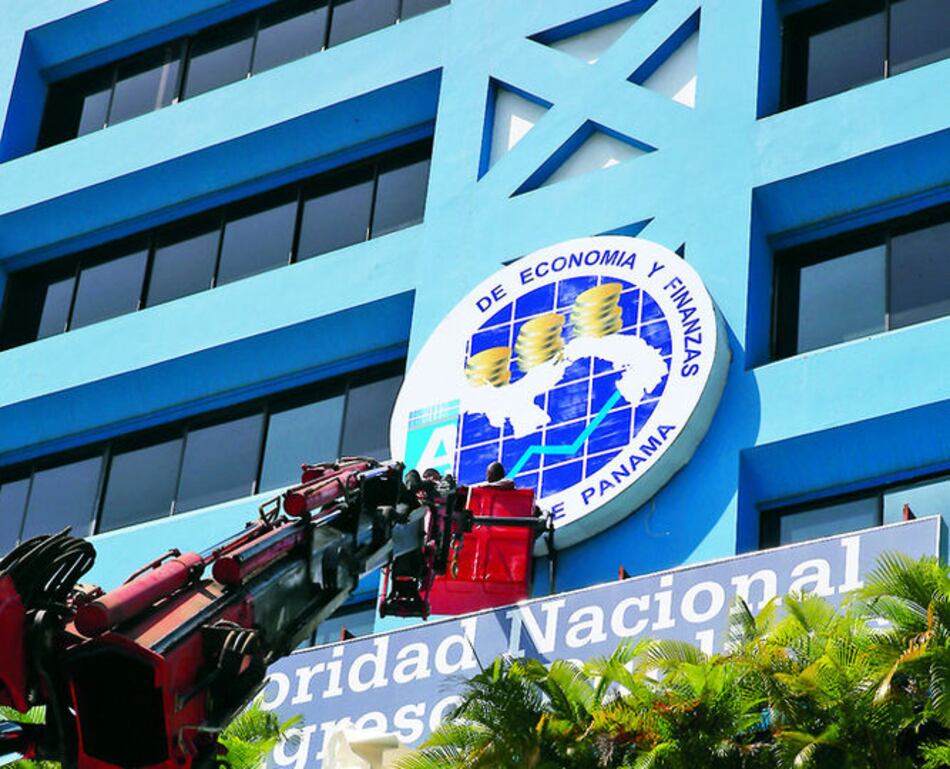 Renuncian algunos funcionarios del MEF acusados de nepotismo
