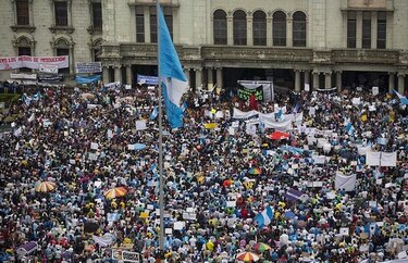 Miles salen a la calle a protestar contra gobierno de Otto Pérez Molina