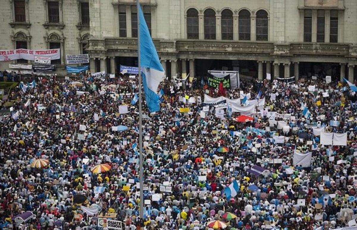 Miles salen a la calle a protestar contra gobierno de Otto Pérez Molina