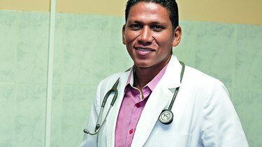 Engin Mitre, viviendo entre el fútbol y la medicina