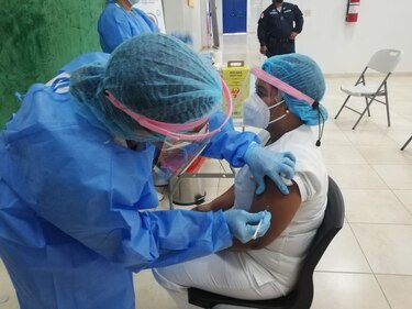 Aplicación del primer lote de vacunas contra la Covid-19, a punto de concluir