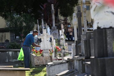 Bajo medidas de bioseguridad por la Covid-19, ciudadanos visitan los cementerios