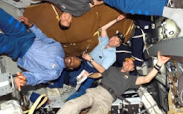 Astronautas se preparan para regreso de transbordador