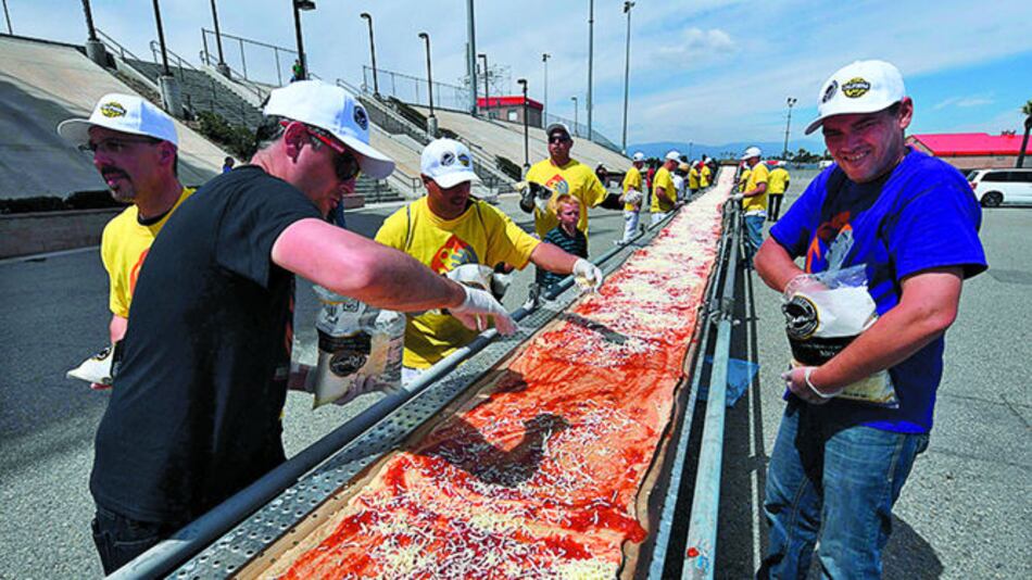 Preparan ‘pizza’ de 2.13 kilómetros, un nuevo récord