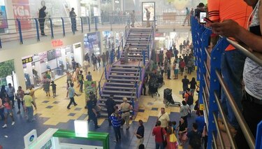 Autoridades buscan a pareja responsable de tirar fuegos artificiales en Albrook Mall
