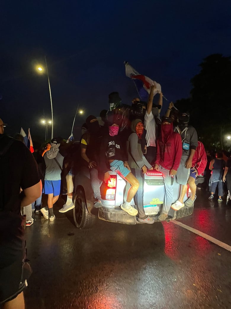 La Policía afirma que trabaja para identificar al hombre que lanzó disparos al aire en medio de la marcha del jueves