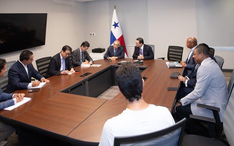 Inversionistas japoneses interesados en proyecto de refinería de biocombustible en Colón