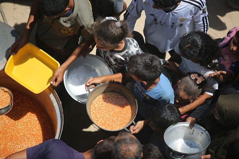 El sistema secreto que utiliza Hamás para pagar los salarios públicos en Gaza
