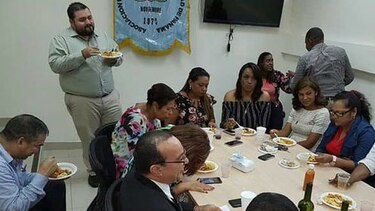 Profesores y funcionarios de la Universidad de Panamá efectuaron ágape al exrector Gustavo García de Paredes