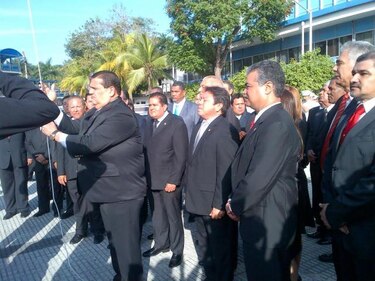 De discursos, trajes oscuros y campaña política