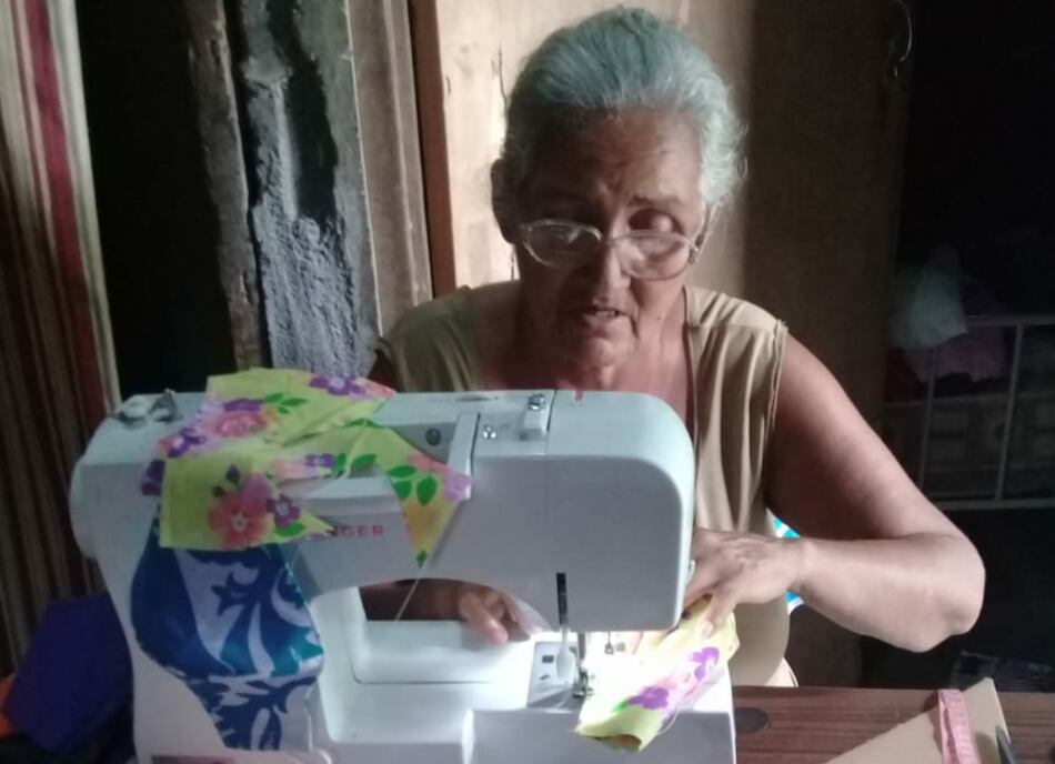 Artesanas de Azuero incursionan en la confección de mascarillas para protección contra el coronavirus