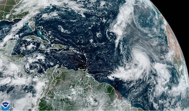 El huracán de categoría 4 Kirk y tormenta Leslie avanzan en aguas abiertas del Atlántico