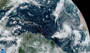 El huracán de categoría 4 Kirk y tormenta Leslie avanzan en aguas abiertas del Atlántico