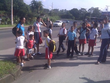 Padres de familia de escuela de Cerro Silvestre cierran la Interamericana