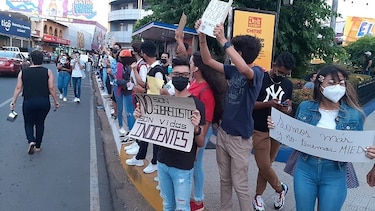 Protestas en el Mides y la Procuraduría exigiendo justicia por abusos contra menores en albergues