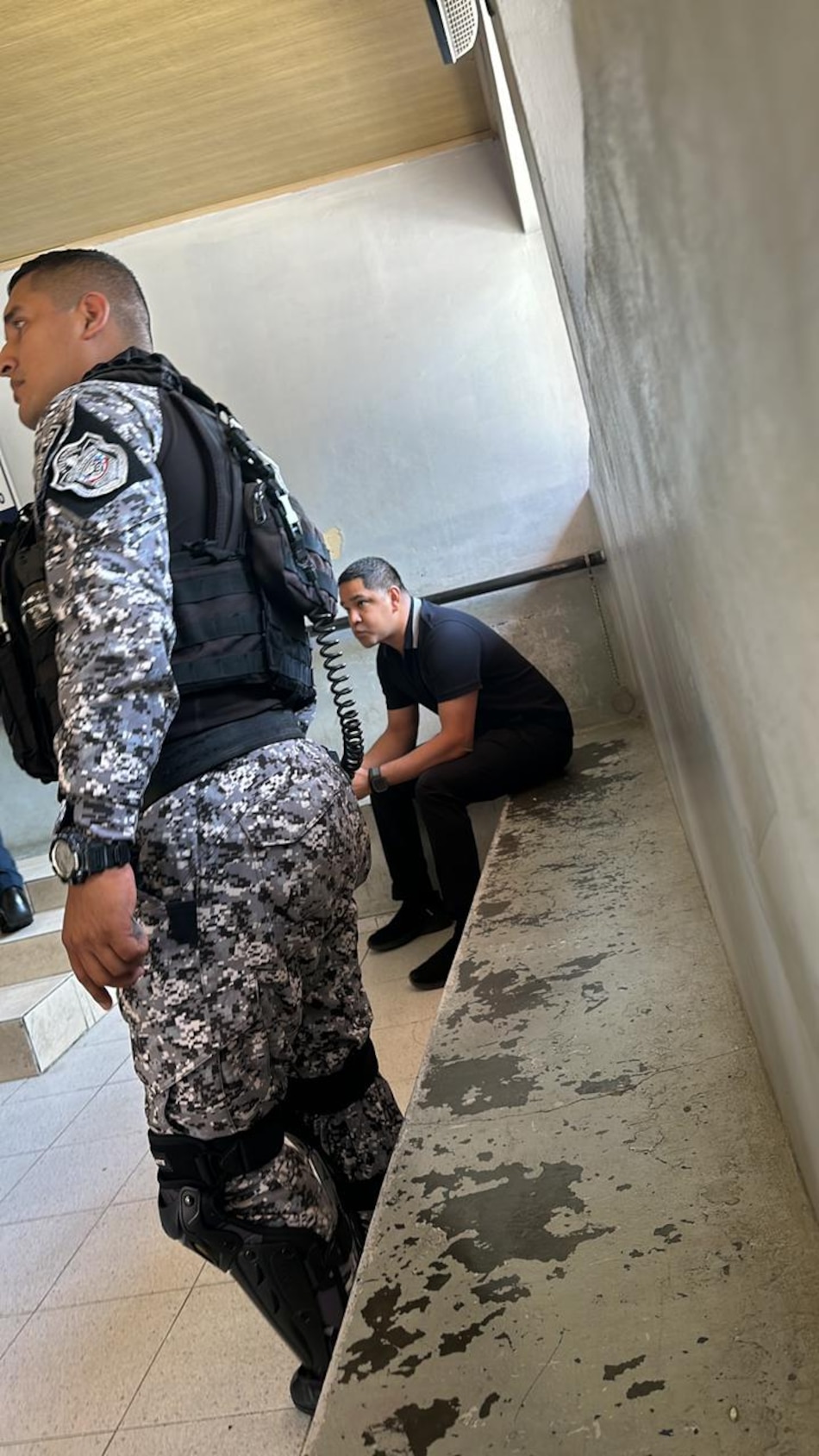 Diputado Elías Vigil agrede a agente policial, en un confuso incidente con Mauricio Valenzuela