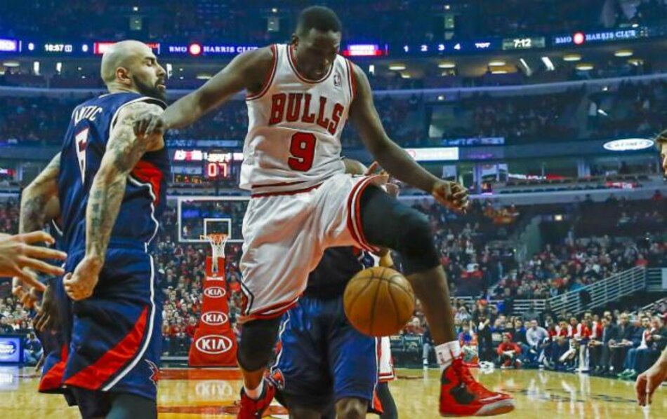 Bynum pasa a los Bulls por Deng; Gasol sigue con Lakers