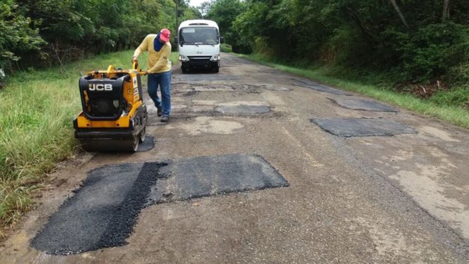 Dan mantenimiento a vías que conducen a las zonas turísticas en Los Santos