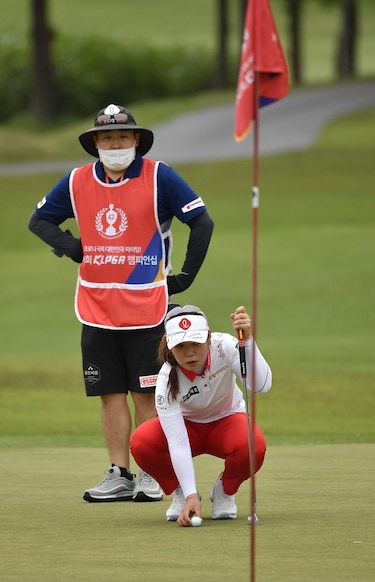 Silencio y distanciamiento en la reanudación del golf en Corea del Sur