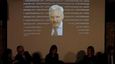 Assange pide que le dejen irse de la embajada tras el fallo de la ONU