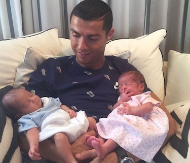 Gianni Infantino felicita a Ronaldo por sus hijos y a Messi por su boda