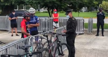 La Policía se lleva a un grupo de ciclistas que circulaba en la cinta costera
