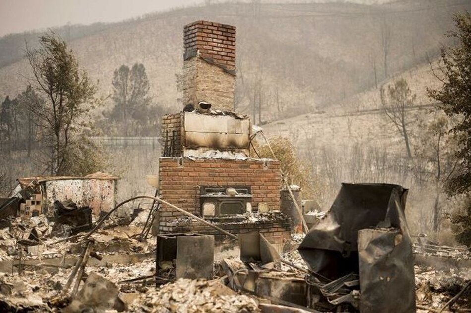 Incendio quema 58 casas y 60 instalaciones en California