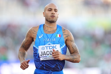 El campeón olímpico Marcell Jacobs se retira antes de semifinales de 100 m del Mundial