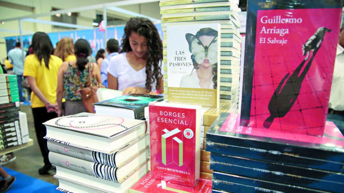 Cientos de jóvenes asistieron ayer a las instalaciones del Centro de Convenciones Atlapa, para hacer suya la feria desde el primer día.