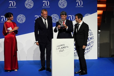Carmen Mola gana el Premio Planeta y se devela la identidad detrás del seudónimo: son tres hombres